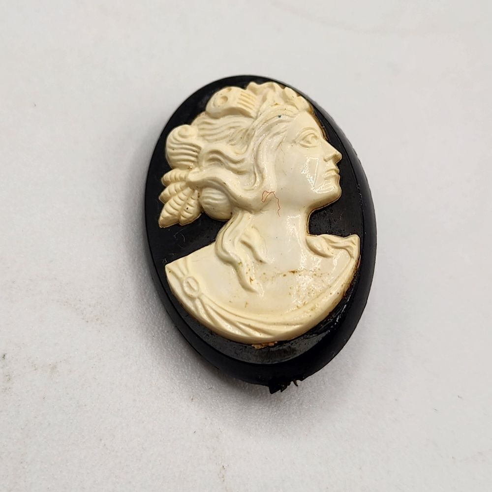 Vintage black & white Cameo Brooch